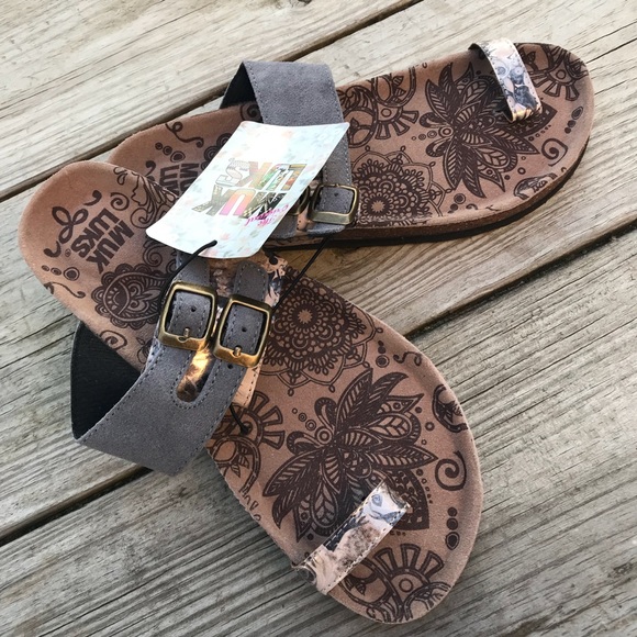 muk luks daisy sandals